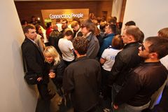 Старт продаж Nokia C7: cветская вечеринка… в магазине?